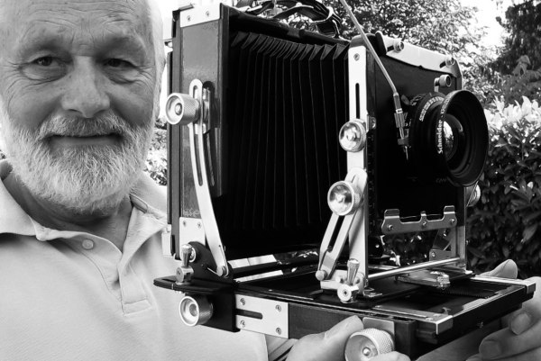 Dietmar Kurzmann mit einer seiner Kameras.