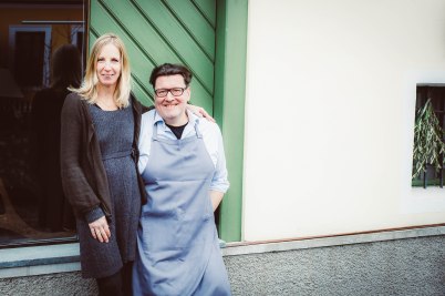 Barbara Öhlzelt und Karl Schwillinsky vor dem Strasser Keller